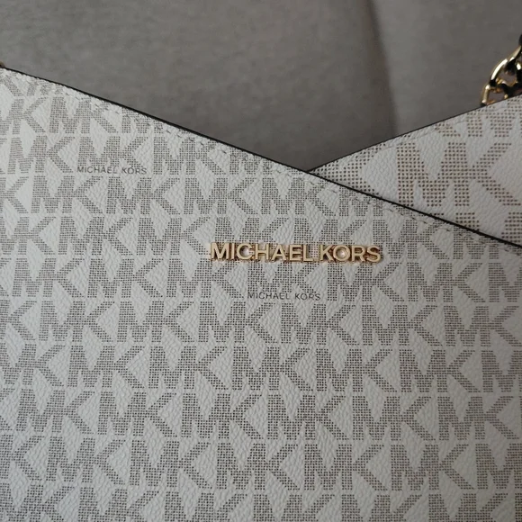 Michael Kors Jet Set Travel Tote Bag - Picture 7 of 11
